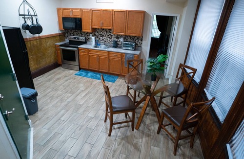 North Philadelphia Apartment | Spacious 1 BR, 2bath located 2 blocks from Temple Hospital