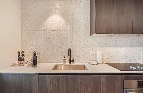 Rainey Street Historic District House | Spacious 1 BR condo - Amazing views - Pool - Kitchen