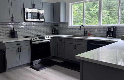 Raleigh House | Spacious 10- Bedroom House Vibrant Memphis With Pool