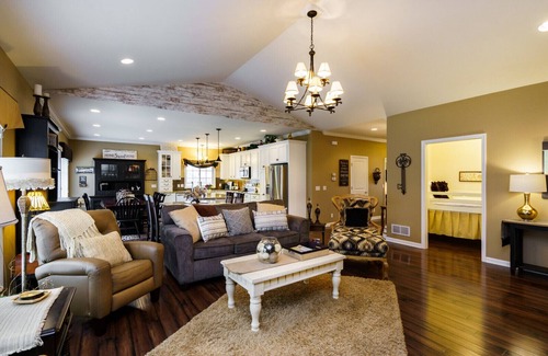 Mission Hills House | SPACIOUS, 10 BEDS, SLEEP 14, NEAR LAKE/WATERPARK AND ALL ATTRACTIONS
