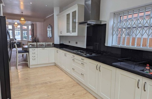 Bowes House | Spacious 10-Guest Home in N13 – Stylish, Comfortable & Great Location