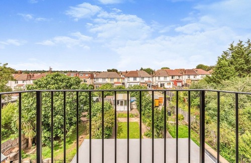 Bowes House | Spacious 10-Guest Home in N13 – Stylish, Comfortable & Great Location