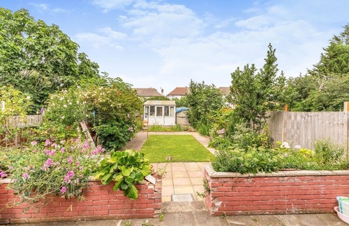 Bowes House | Spacious 10-Guest Home in N13 – Stylish, Comfortable & Great Location