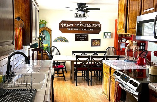 Oakhurst House | Spacious- 11 min to Yosemite toll- 13 guests- 7+ beds, pet- game room- 2000 Ft