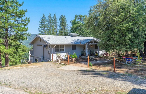 Oakhurst House | Spacious- 11 min to Yosemite toll- 13 guests- 7+ beds, pet- game room- 2000 Ft