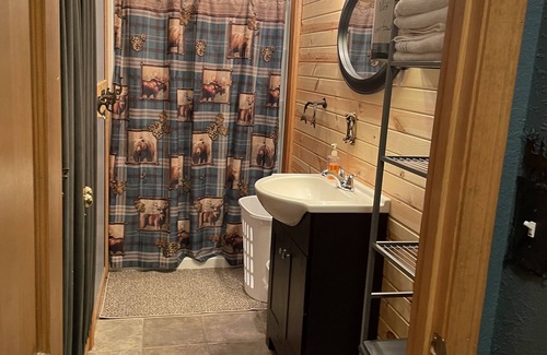 Macon Cabin | Spacious 12-bedroom 10-Bath Cedar accented lodge in Picturesque Macon Missouri