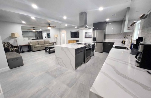 Horn Lake House | Spacious 12-bedroom house with Pool, Hot tub, Wi-Fi in lovely Horn Lake