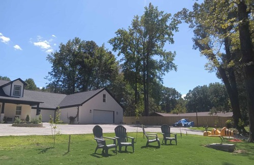 Horn Lake House | Spacious 12-bedroom house with Pool, Hot tub, Wi-Fi in lovely Horn Lake