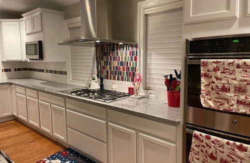 Marissa House | Spacious 1845 Mansion with modern amenities. Loved by large groups, 5bd/4.5ba!