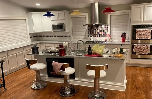 Marissa House | Spacious 1845 Mansion with modern amenities. Loved by large groups, 5bd/4.5ba!