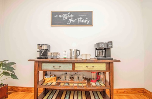 Mount Vernon House | Spacious 1952 4-bedroom farmhouse in charming Maryville with Gameroom