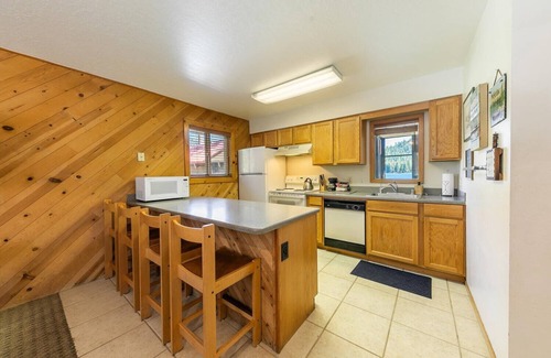 Truckee Condo | Spacious 1BR Condo w/Partial Lake View #117 at Donner Lake Village