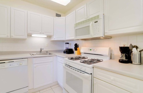 Aurora Highlands Apartment | Spacious 1BR+Den Apt | Walk to Metro