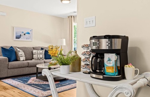Roseville Apartment | Spacious 1BR End Unit, Heart of Roseville