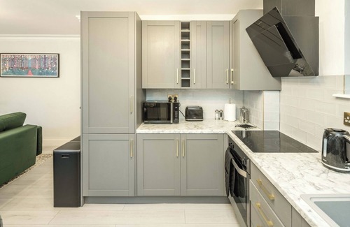 Wanstead House | Spacious 1BR Flat in Wanstead: Garden and Comfort