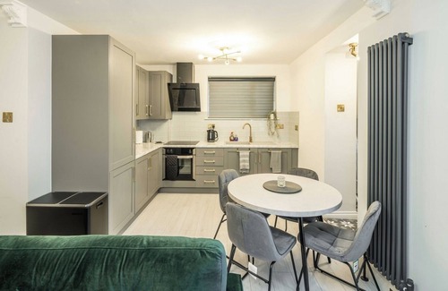 Wanstead House | Spacious 1BR Flat in Wanstead: Garden and Comfort