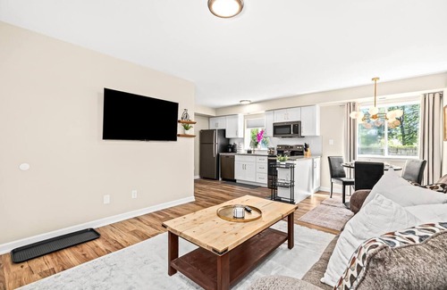 Roseville Apartment | Spacious 1BR Flat w/King Bed & Workspace