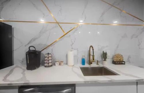 Houston Apartment | Spacious 1BR Galleria Apt with Pool & Free Park