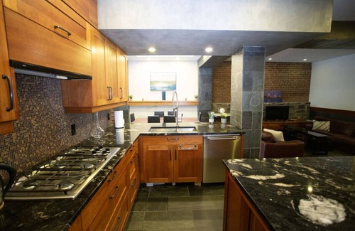 Shaughnessy Village Apartment | Spacious 1st Floor Apt in Dtown Location + 2BR/2BA