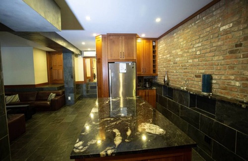 Shaughnessy Village Apartment | Spacious 1st Floor Apt in Dtown Location + 2BR/2BA