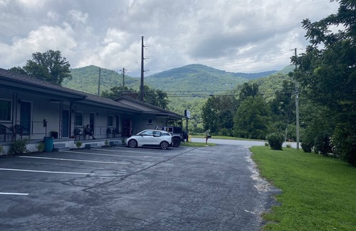 Maggie Valley House | Spacious 2/2 fully remodeled house at Veda Inn.