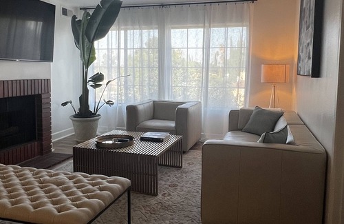 Lake Balboa Apartment | Spacious 2+2 stylish apt unit