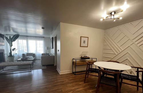 Lake Balboa Apartment | Spacious 2+2 stylish apt unit