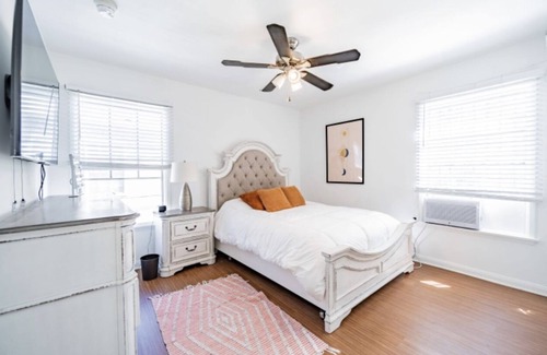 Downtown Los Angeles Bed & Breakfast | Spacious 2 BD in Los Angeles