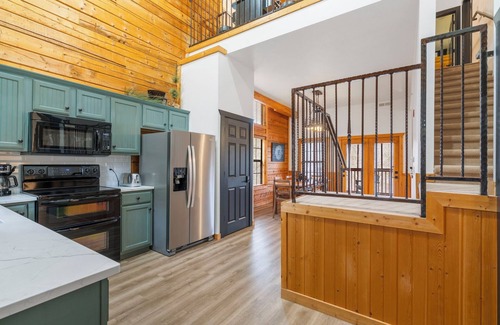 Branson Theater District Cabin | Spacious 2-BD + Loft Retreat in the Heart of Branson-Minutes to Shows, Shopping & Dining