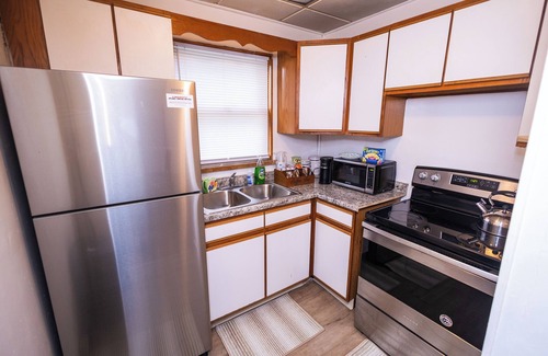 Pittsburgh Apartment | Spacious 2 BDR 10 minutes from Downtown! Pet Friendly, Free Wifi and Parking