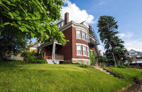 Pittsburgh Apartment | Spacious 2 BDR 10 minutes from Downtown! Pet Friendly, Free Wifi and Parking