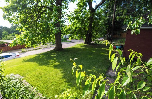 Pittsburgh Apartment | Spacious 2 BDR 10 minutes from Downtown! Pet Friendly, Free Wifi and Parking