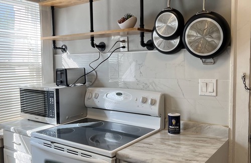 Cleveland Apartment | Spacious 2 bed room apartment near Shaker, Cleveland clinic, CWRU, Van aken.