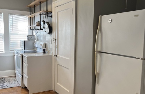 Cleveland Apartment | Spacious 2 bed room apartment near Shaker, Cleveland clinic, CWRU, Van aken.