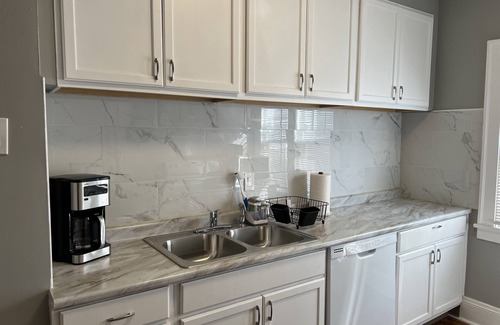 Cleveland Apartment | Spacious 2 bed room apartment near Shaker, Cleveland clinic, CWRU, Van aken.