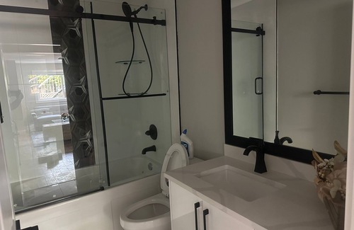 Townline Hill House | Spacious 2 bed 1 bath suit in West Abbotsford