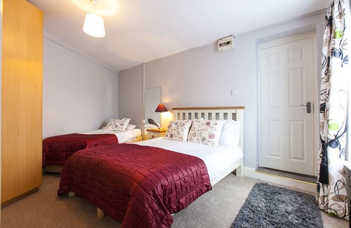 Inchicore Cottage | Spacious 2 bed, 2 bath, Kilmainham, Dublin 8 with secure fee parking & wifi.