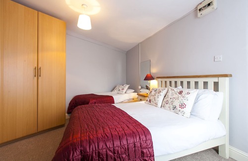 Inchicore Cottage | Spacious 2 bed, 2 bath, Kilmainham, Dublin 8 with secure fee parking & wifi.
