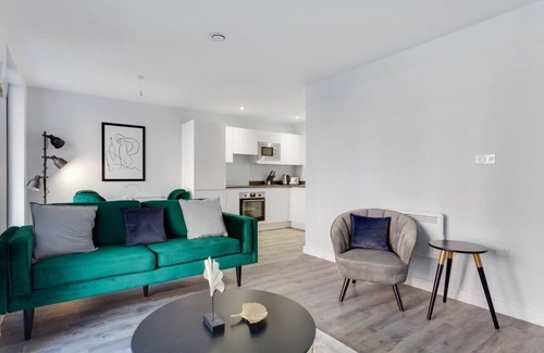 Bordesley Apartment | Spacious 2 Bed Flat In Birmingham With Parking