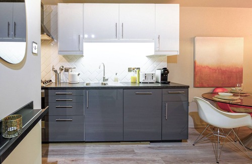 Tower Hamlets Apartment | Spacious 2-Bed Flat | Sleeps 5 | King Bed | Fast Links to City & Wharf