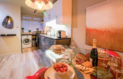 Tower Hamlets Apartment | Spacious 2-Bed Flat | Sleeps 5 | King Bed | Fast Links to City & Wharf