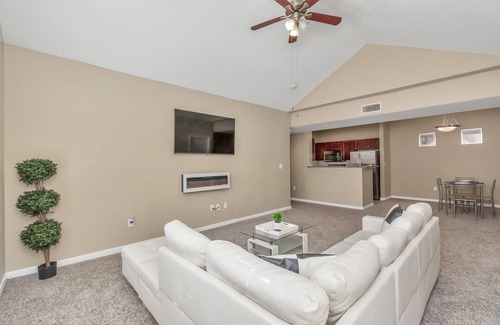 Astrodome Apartment | Spacious 2 Bed Gem 💎 Downtown Houston w/Neon wall