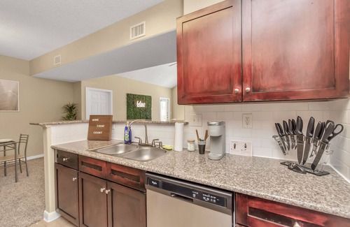 Astrodome Apartment | Spacious 2 Bed Gem 💎 Downtown Houston w/Neon wall