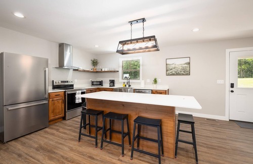Steelville Cabin | Spacious 2 bed, Hot tub, beautiful back deck overlooking Meramec River