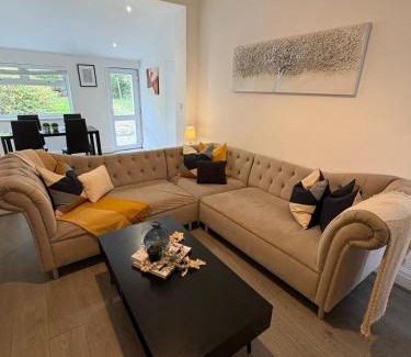 St Helens House | Spacious 2-Bed St Helens, Free Parking, 1min to Carr Mill Dam