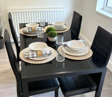 St Helens House | Spacious 2-Bed St Helens, Free Parking, 1min to Carr Mill Dam