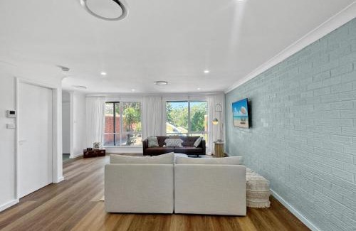 Surf Beach House | Spacious 2-Bed Townhouse with BBQ by the Beach