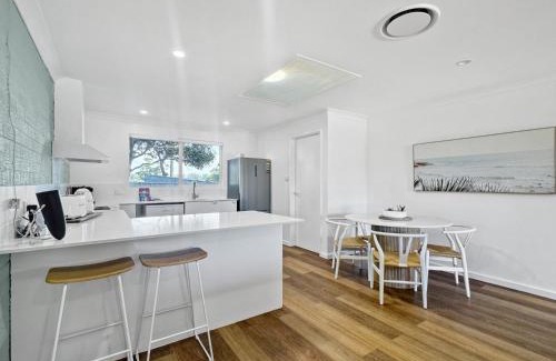Surf Beach House | Spacious 2-Bed Townhouse with BBQ by the Beach