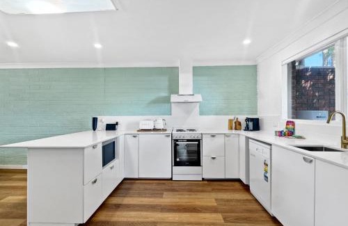 Surf Beach House | Spacious 2-Bed Townhouse with BBQ by the Beach