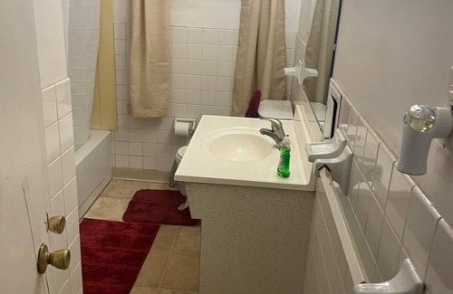Garfield Heights Apartment | Spacious 2 Bedroom w 2 Queen Beds and full kitchen in Garfield Heights WIFI 17U